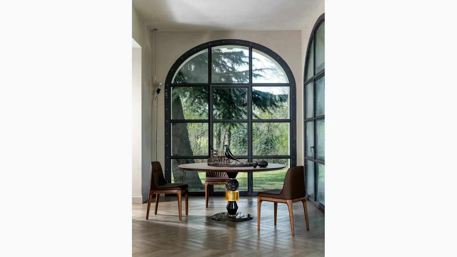 Round table with Pandora wooden top by Tonin Casa.