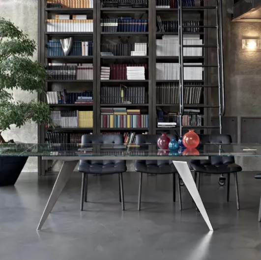 Extendable glass table Ramos with steel base by Bontempi.