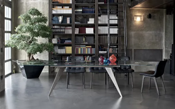 Extendable glass table Ramos with steel base by Bontempi.