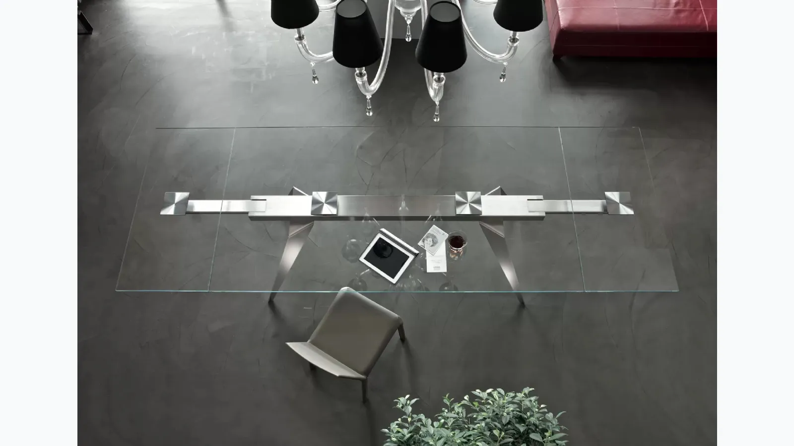 Extendable crystal table Ramos with steel base by Bontempi