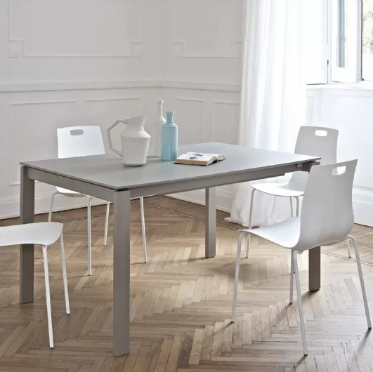 Extendable melamine table Reid by Ingenia.