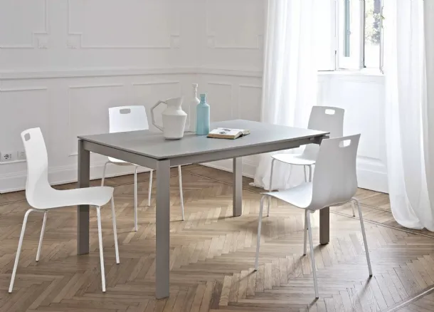 Extendable melamine table Reid by Ingenia.