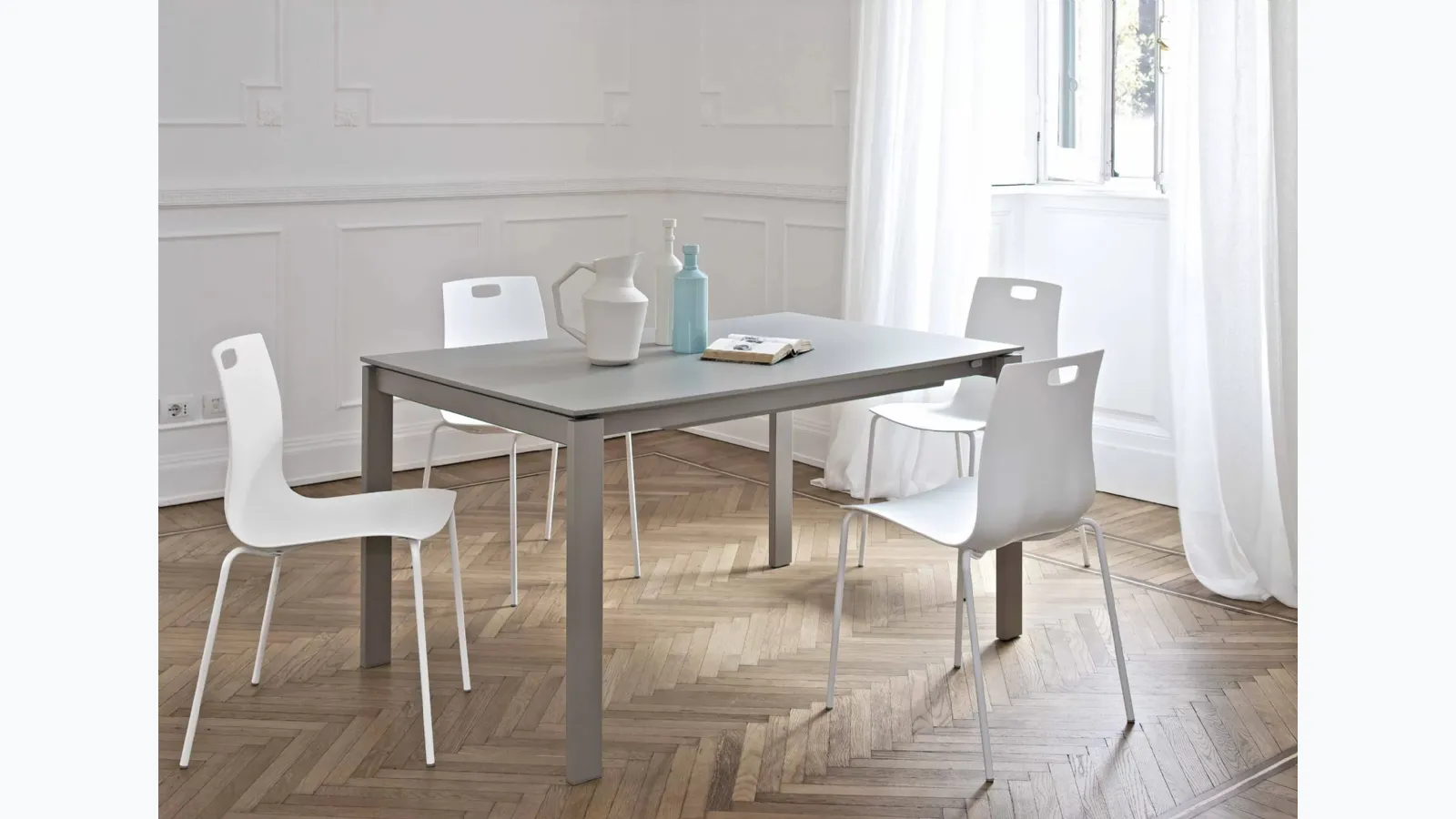 Extendable melamine table Reid by Ingenia.