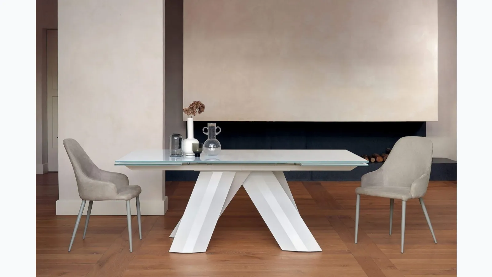 Extendable Twist table with glass top by Ingenia.