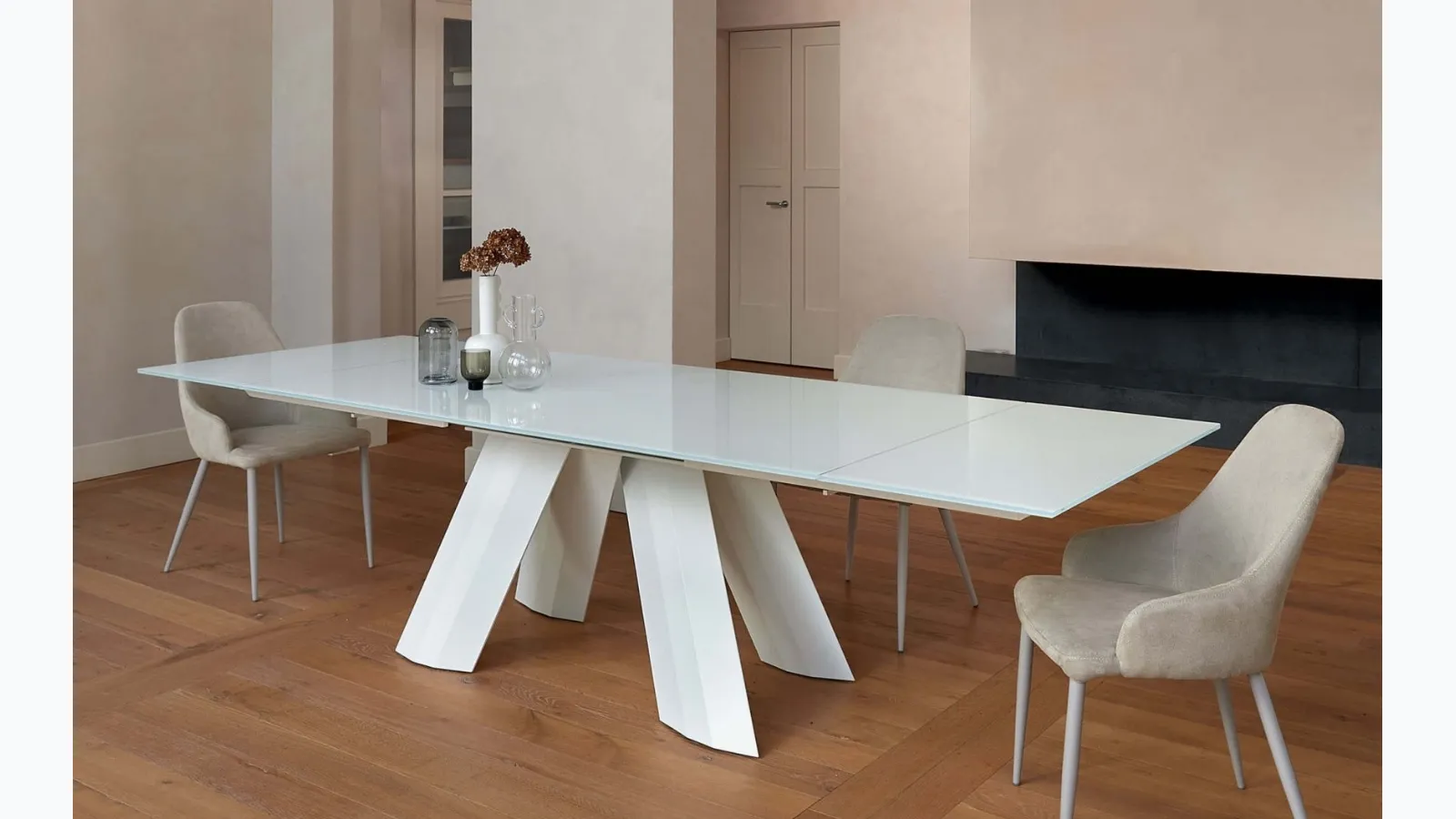 Extendable Twist table with glass top by Ingenia.