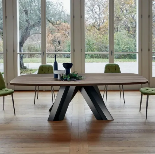 Twist wooden barrel table with metal base by Ingenia.