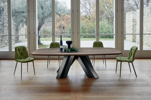 Twist wooden barrel table with metal base by Ingenia.
