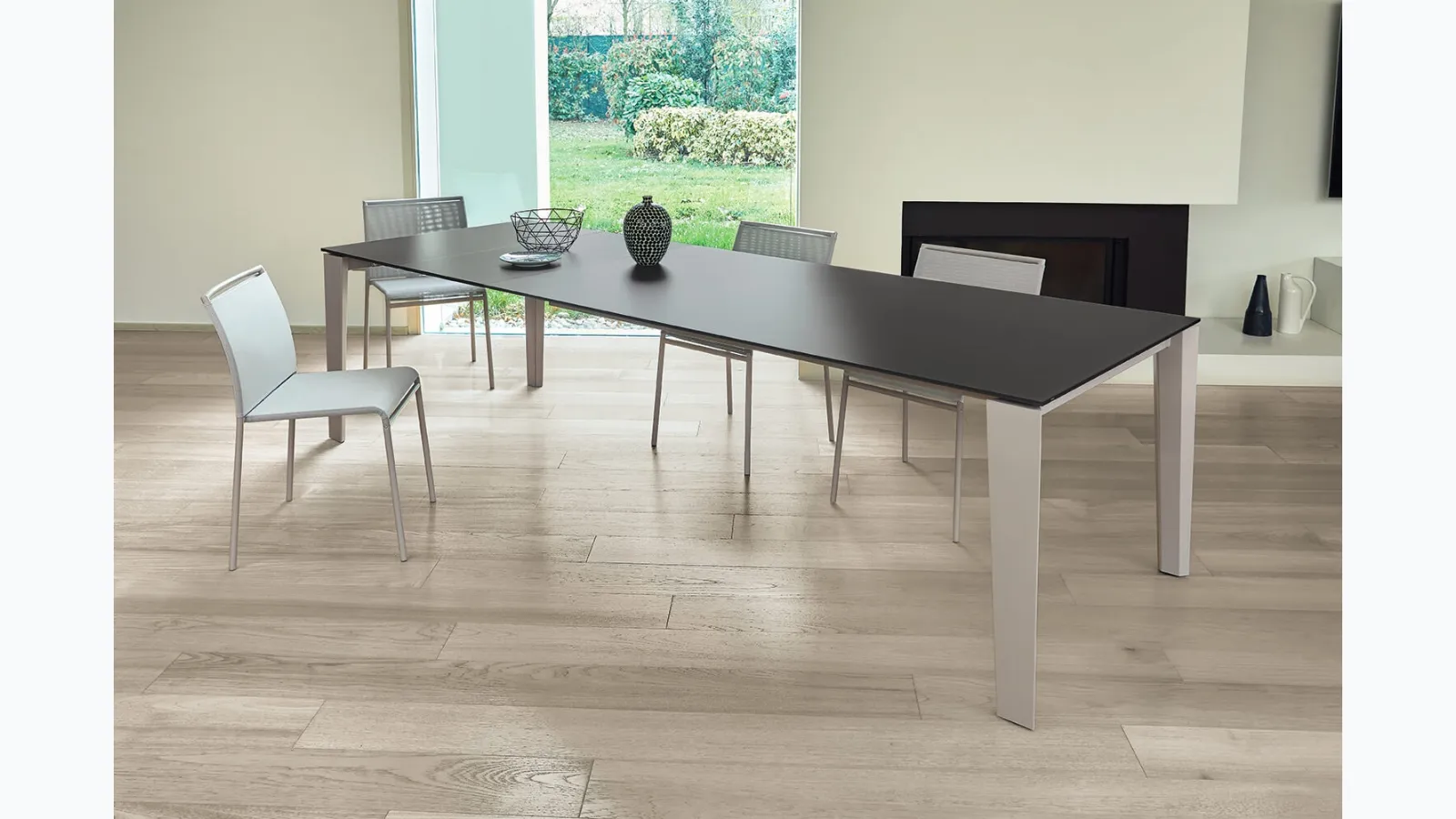 Extendable Winny XXL table made of melamine with aluminum lacquered steel legs by Ingenia.
