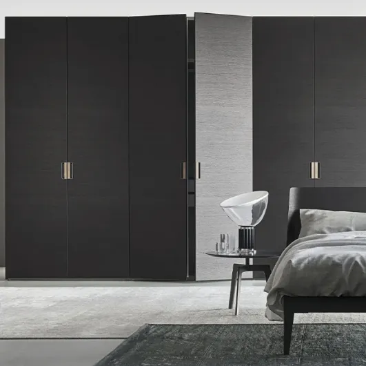 Smooth door wardrobe with deluxe handle by Sangiacomo