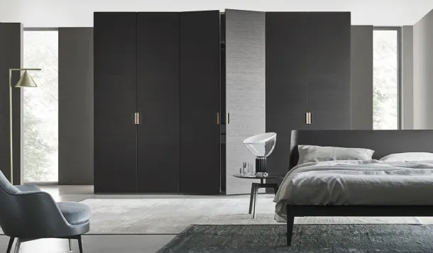 Smooth door wardrobe with deluxe handle by Sangiacomo