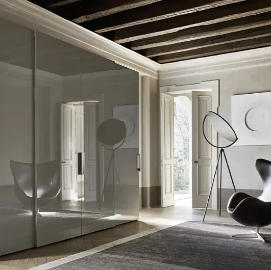 Smooth door wardrobe in glossy slate lacquer with Sangiacomo's Mia handle.