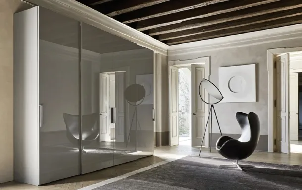 Smooth door wardrobe in glossy slate lacquer with Sangiacomo's Mia handle.
