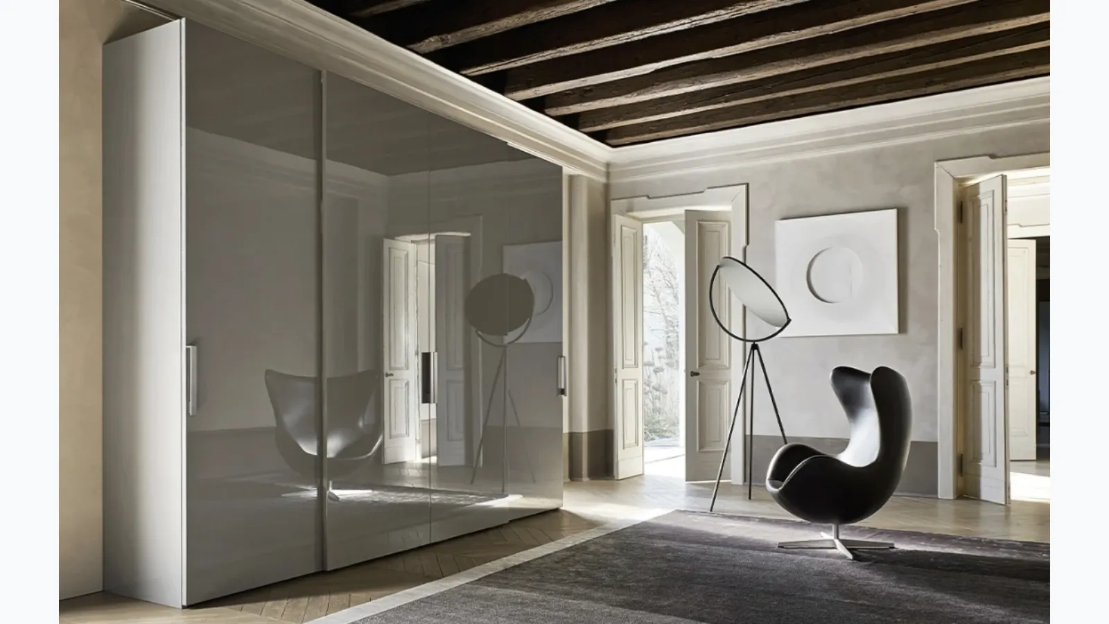 Smooth door wardrobe in glossy slate lacquer with Sangiacomo's Mia handle.