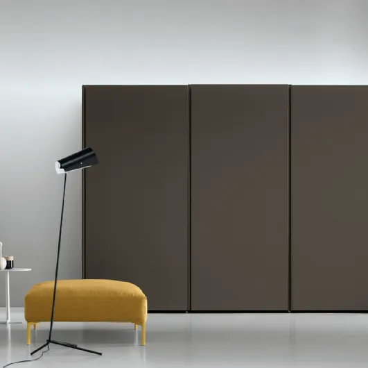 Wardrobe with sliding doors Aria Gola by Kristalia