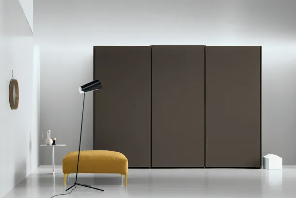 Wardrobe with sliding doors Aria Gola by Kristalia