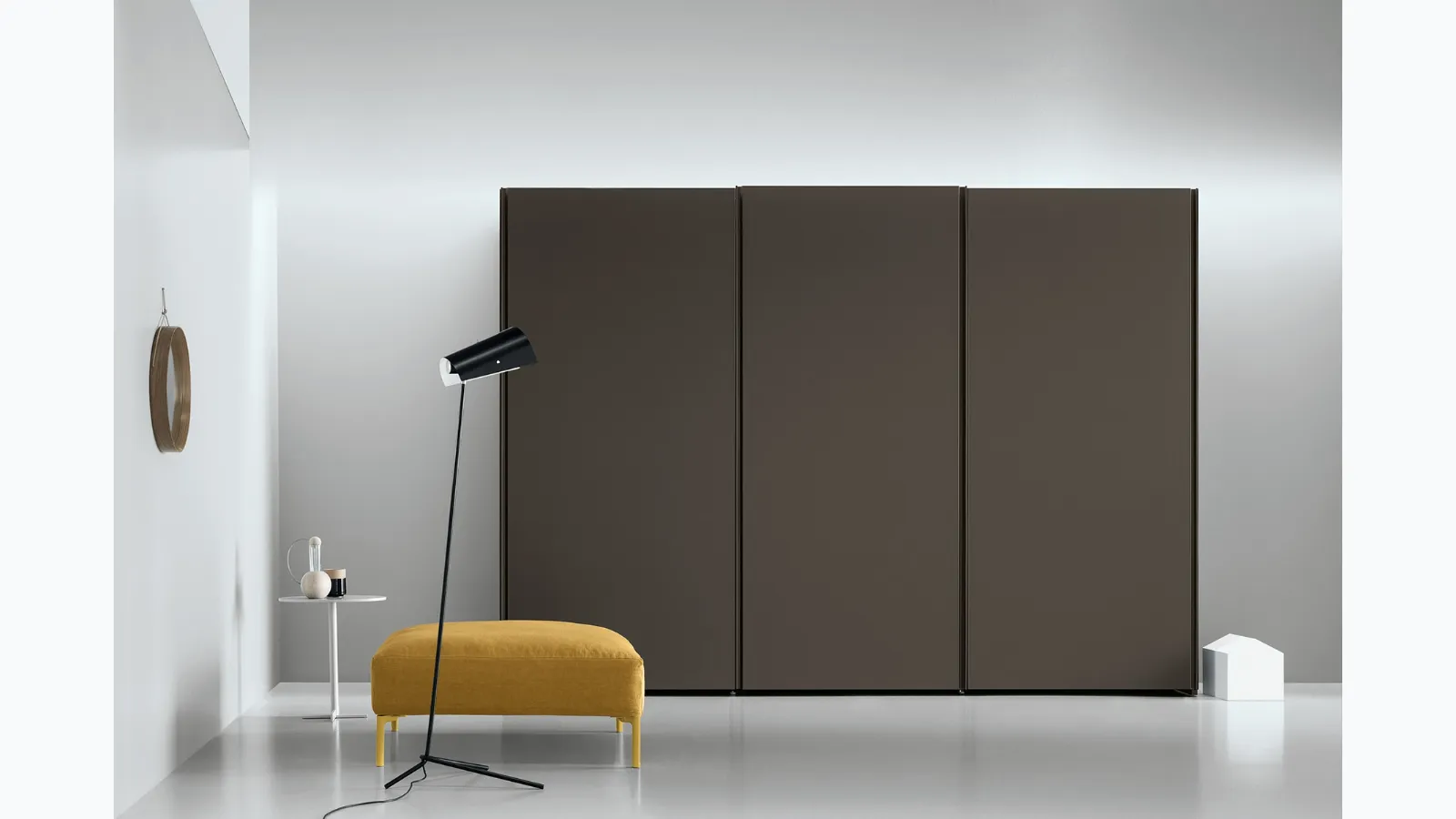 Wardrobe with sliding doors Aria Gola by Kristalia