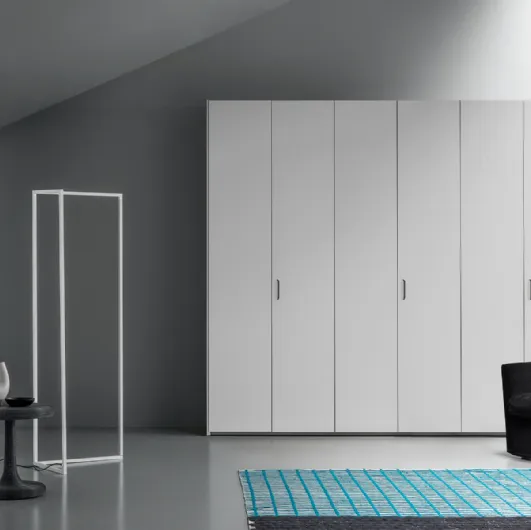 Wardrobe with Aria Simple Incavo hinged doors by Kristalia