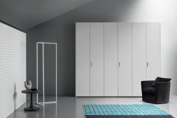 Wardrobe with Aria Simple Incavo hinged doors by Kristalia