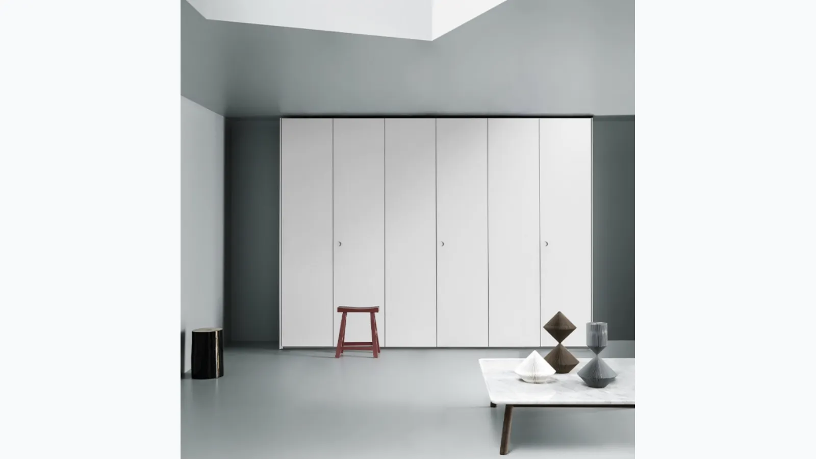 Aria Simple Incavo wardrobe with hinged doors by Kristalia