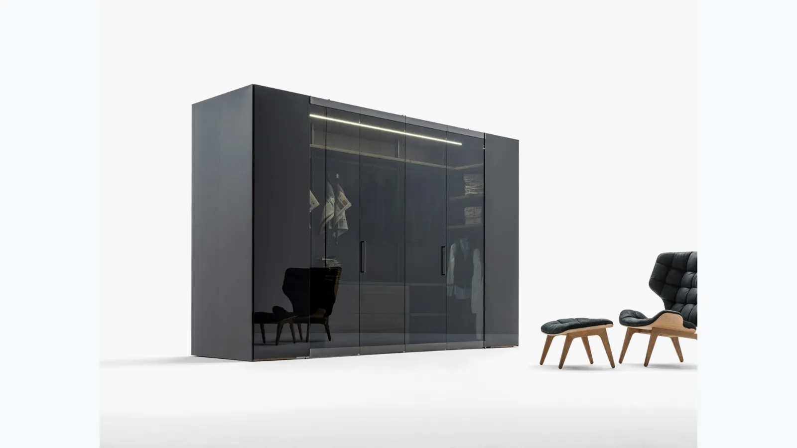 Freedhome compact freestanding glass and glossy black lacquered walk-in wardrobe Glass by Caccaro.