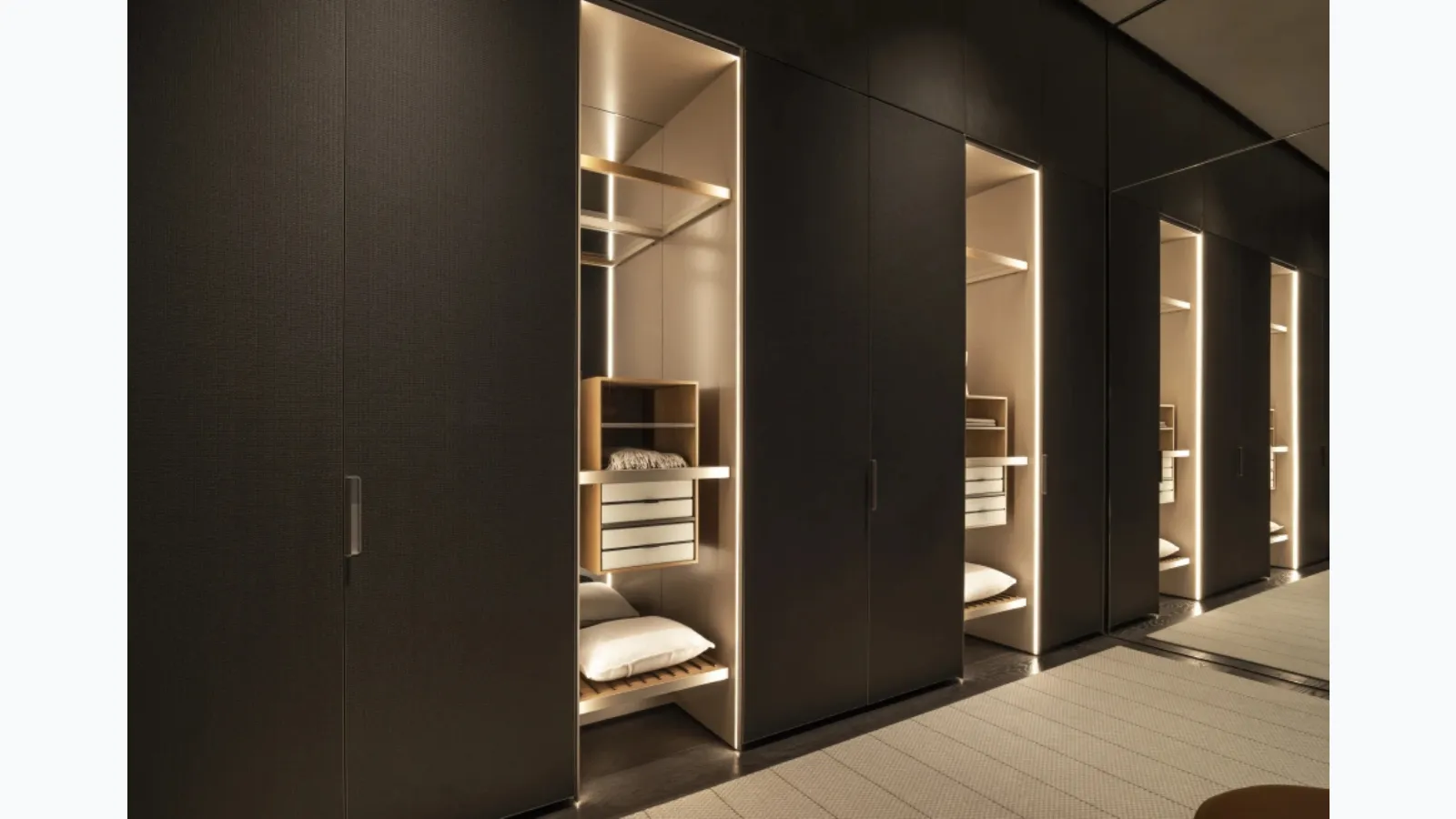 Gliss Master Walk-in Closet - Roma Door by Molteni & C