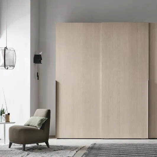 Smooth wardrobe with sliding door in oriental ash material by Tomasella.