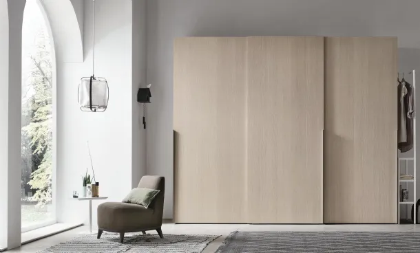 Smooth wardrobe with sliding door in oriental ash material by Tomasella.