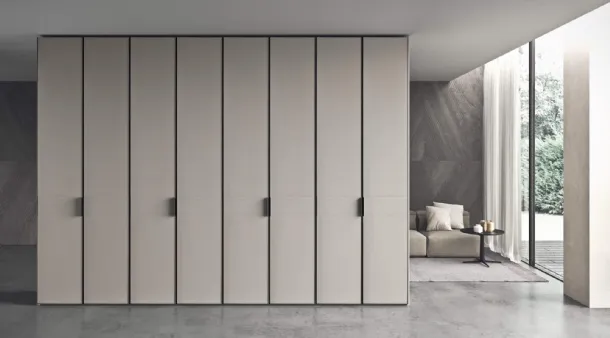Wardrobe with hinged doors covered in Naos leather by Presotto.