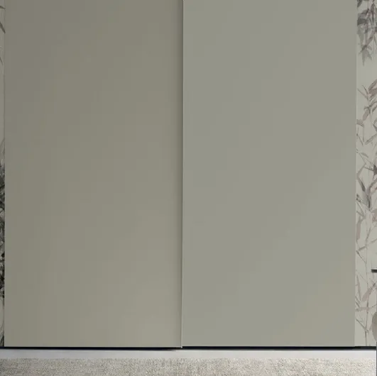 Wardrobe with sliding doors Strip lacquered with glass bands by Tomasella.