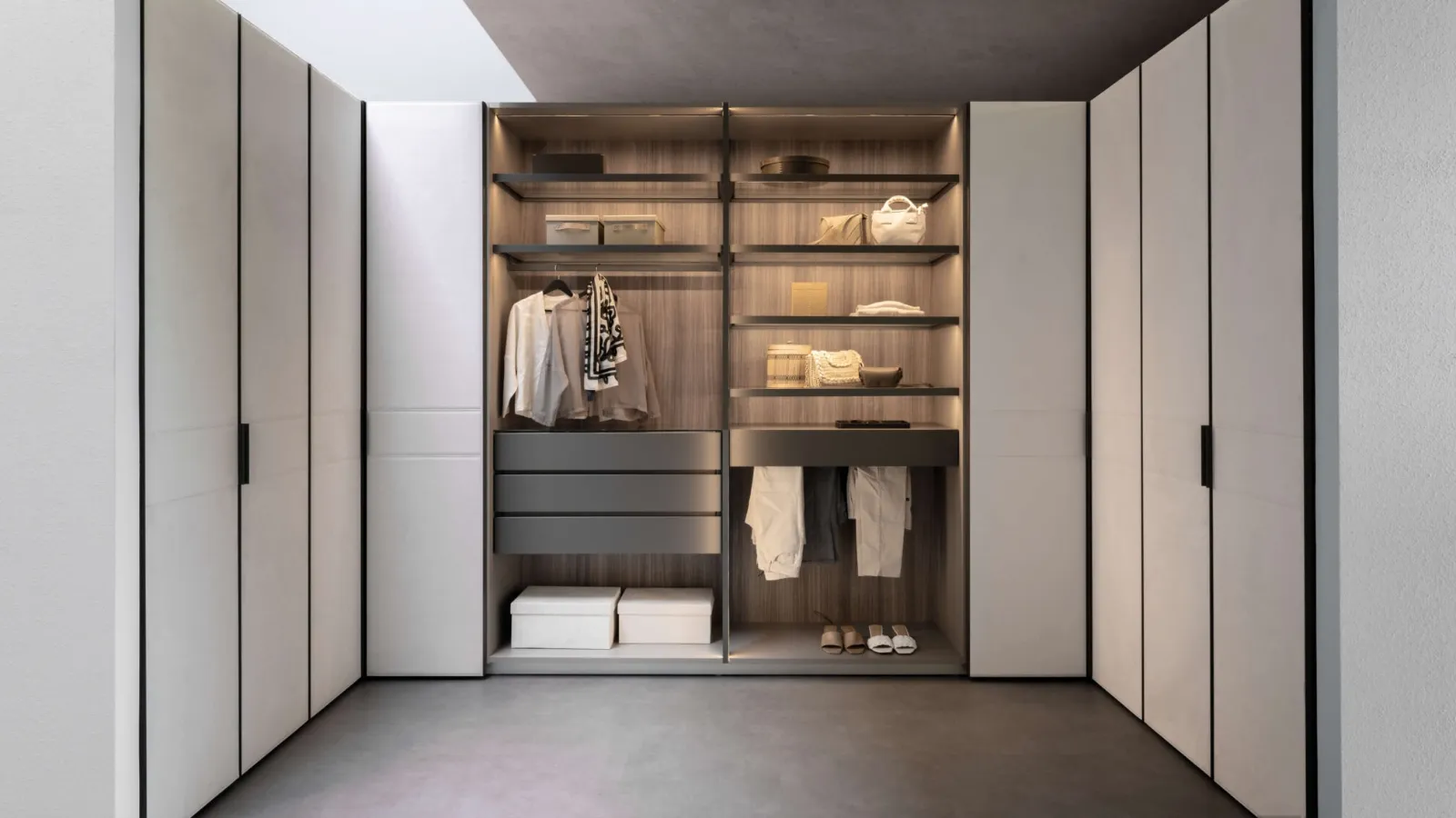 Free Technopolis walk-in closet in laminate and lacquered finish by Presotto.