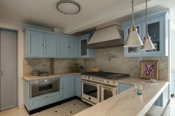 Classic lacquered wooden Artis kitchen with peninsula by Marchi