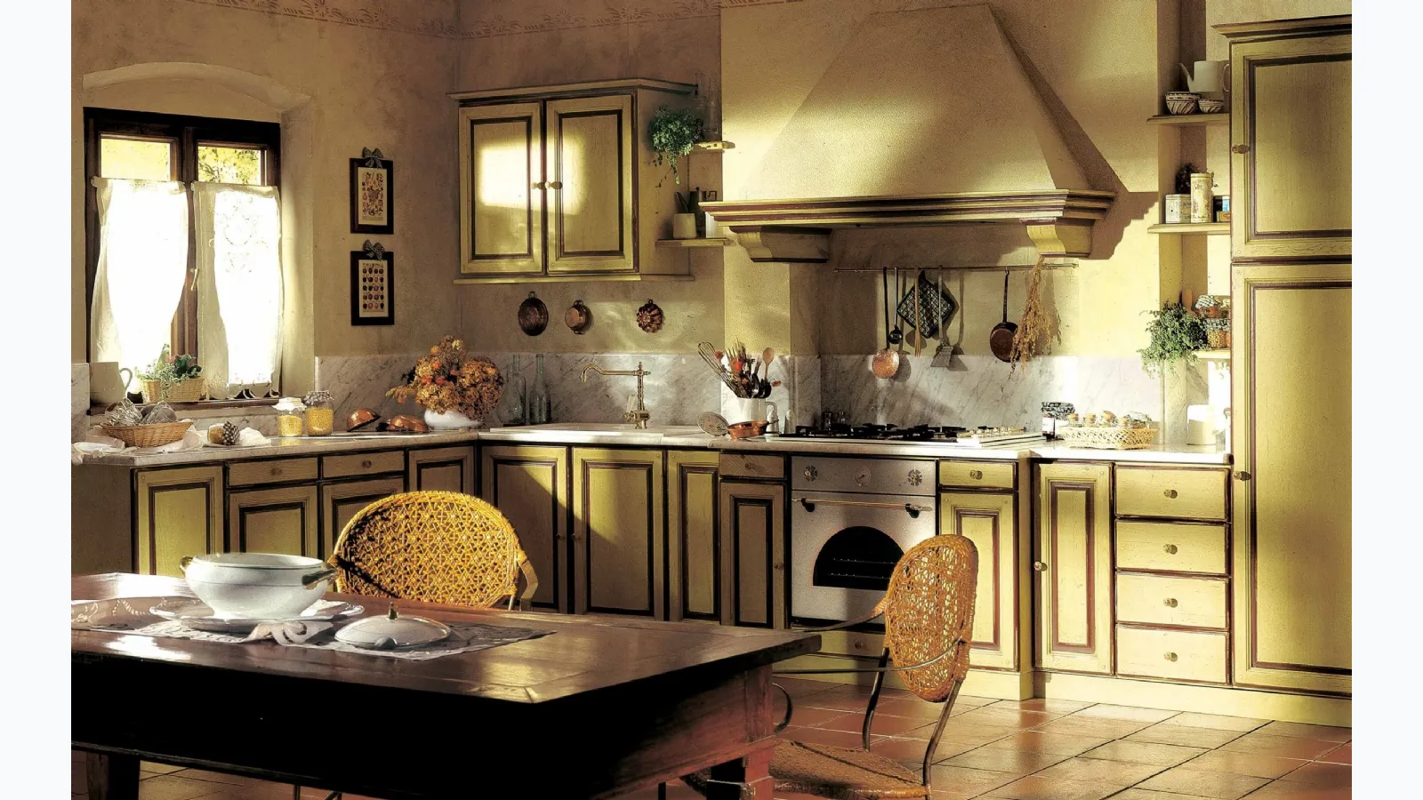 Classic Granduca corner kitchen in lacquered wood by Marchi.