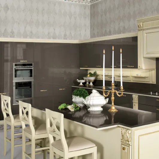 Classic kitchen with Mirabeau island by Veneta Cucine