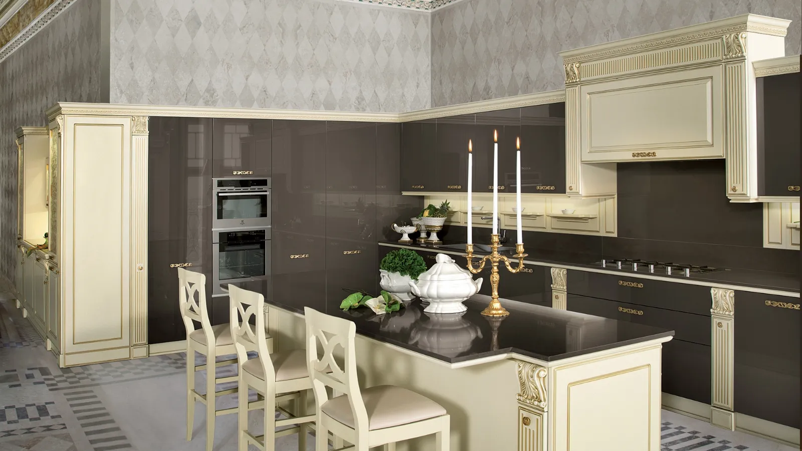 Classic kitchen with Mirabeau island by Veneta Cucine