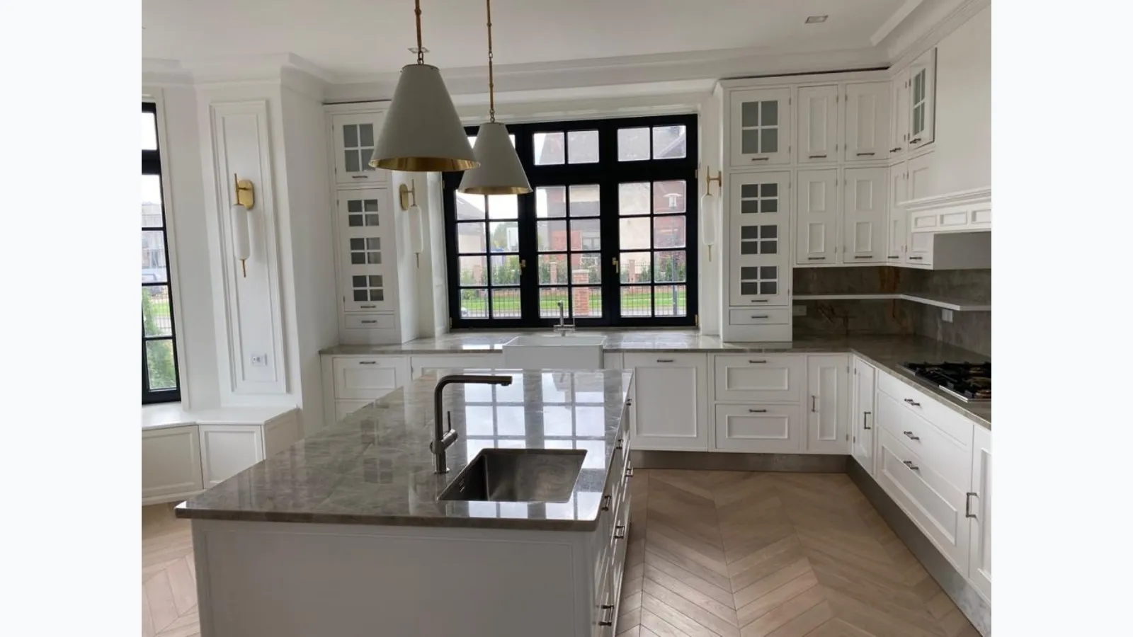 Classic kitchen with Montserrat island in lacquered wood by Marchi.