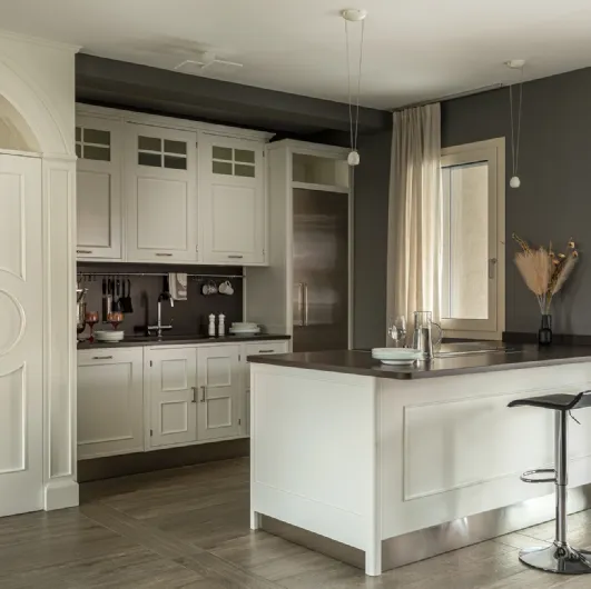 Classic kitchen with Montserrat peninsula in lacquered wood by Marchi.