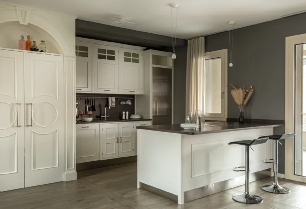 Classic kitchen with Montserrat peninsula in lacquered wood by Marchi.