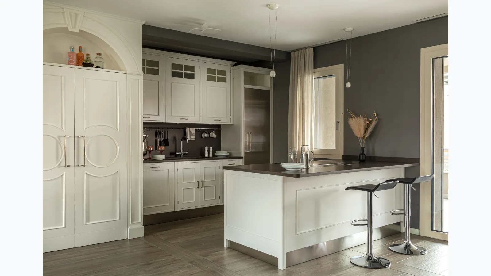 Classic kitchen with Montserrat peninsula in lacquered wood by Marchi.