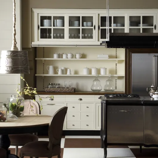 Classic kitchen with Operà island in lacquered wood by Marchi