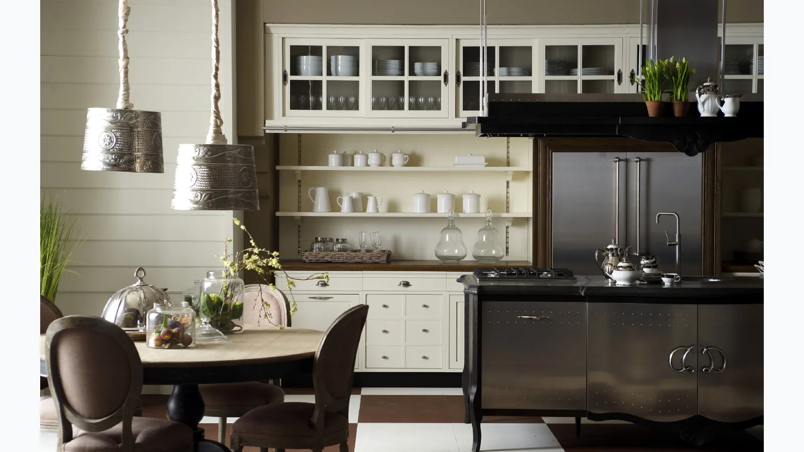 Classic kitchen with Operà island in lacquered wood by Marchi