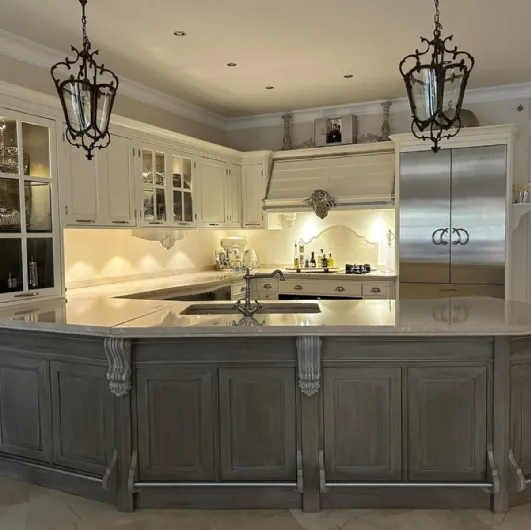 Classic kitchen with wooden lacquered peninsula Operà by Marchi.
