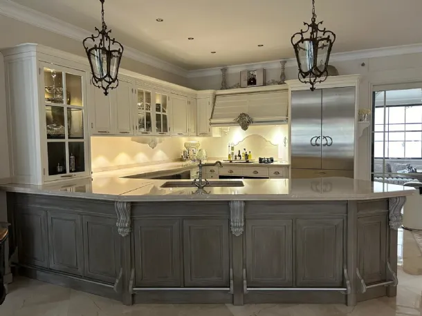 Classic kitchen with wooden lacquered peninsula Operà by Marchi.