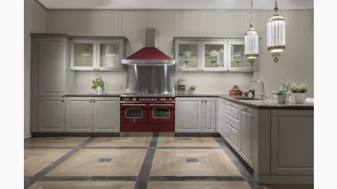 Classic kitchen with Palatina 06 peninsula in matte lacquered finish by Scic