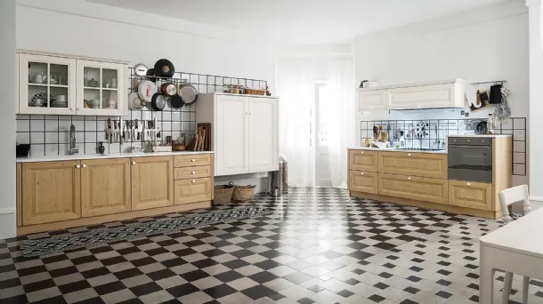 Classic L-shaped kitchen Pavese 05 in Natural Oak and White lacquered Ash by Veneta Cucine.