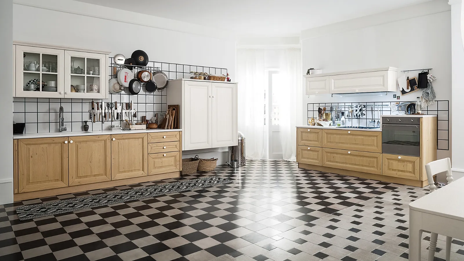 Classic L-shaped kitchen Pavese 05 in Natural Oak and White lacquered Ash by Veneta Cucine.