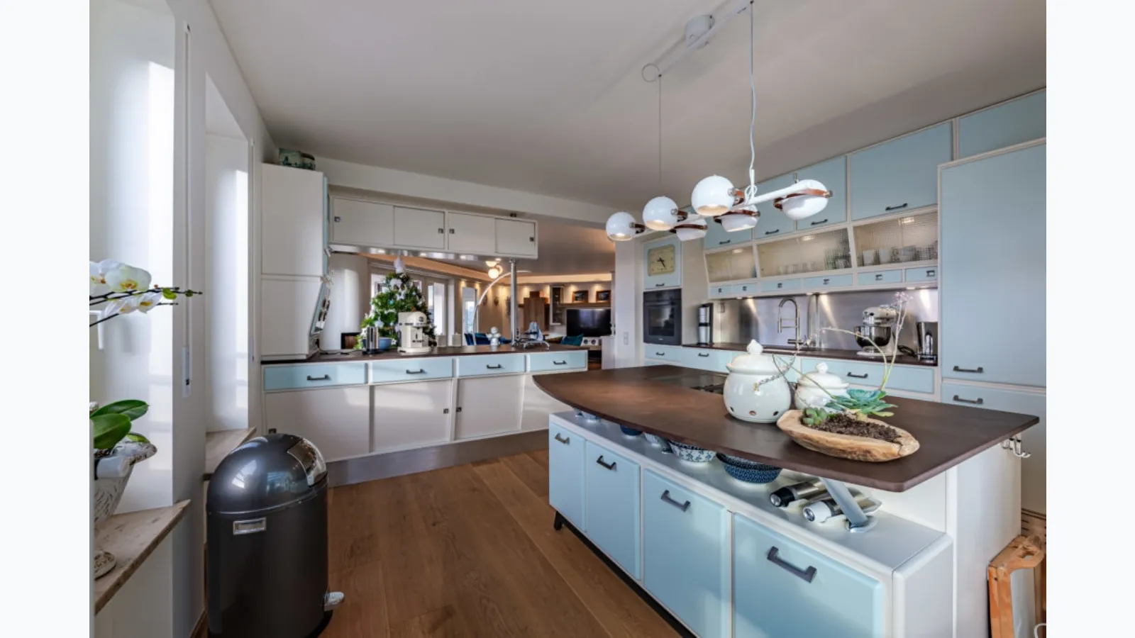 Classic kitchen with Saint Louis island in lacquered wood by Marchi.