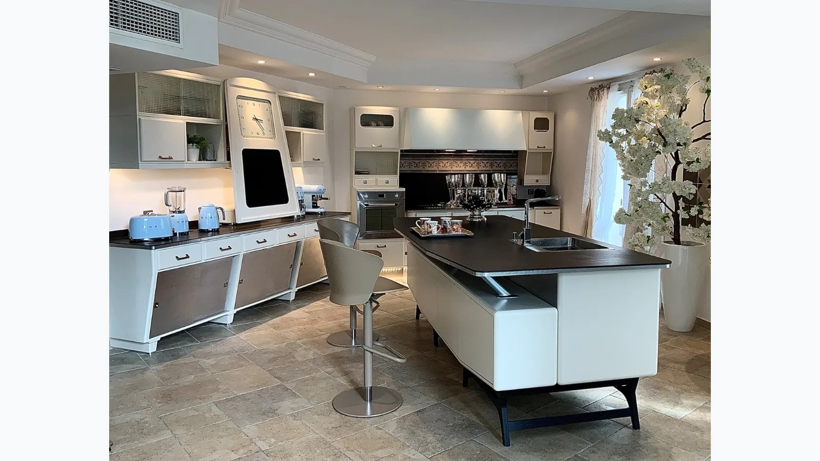 Classic kitchen with Saint Louis island in lacquered wood by Marchi