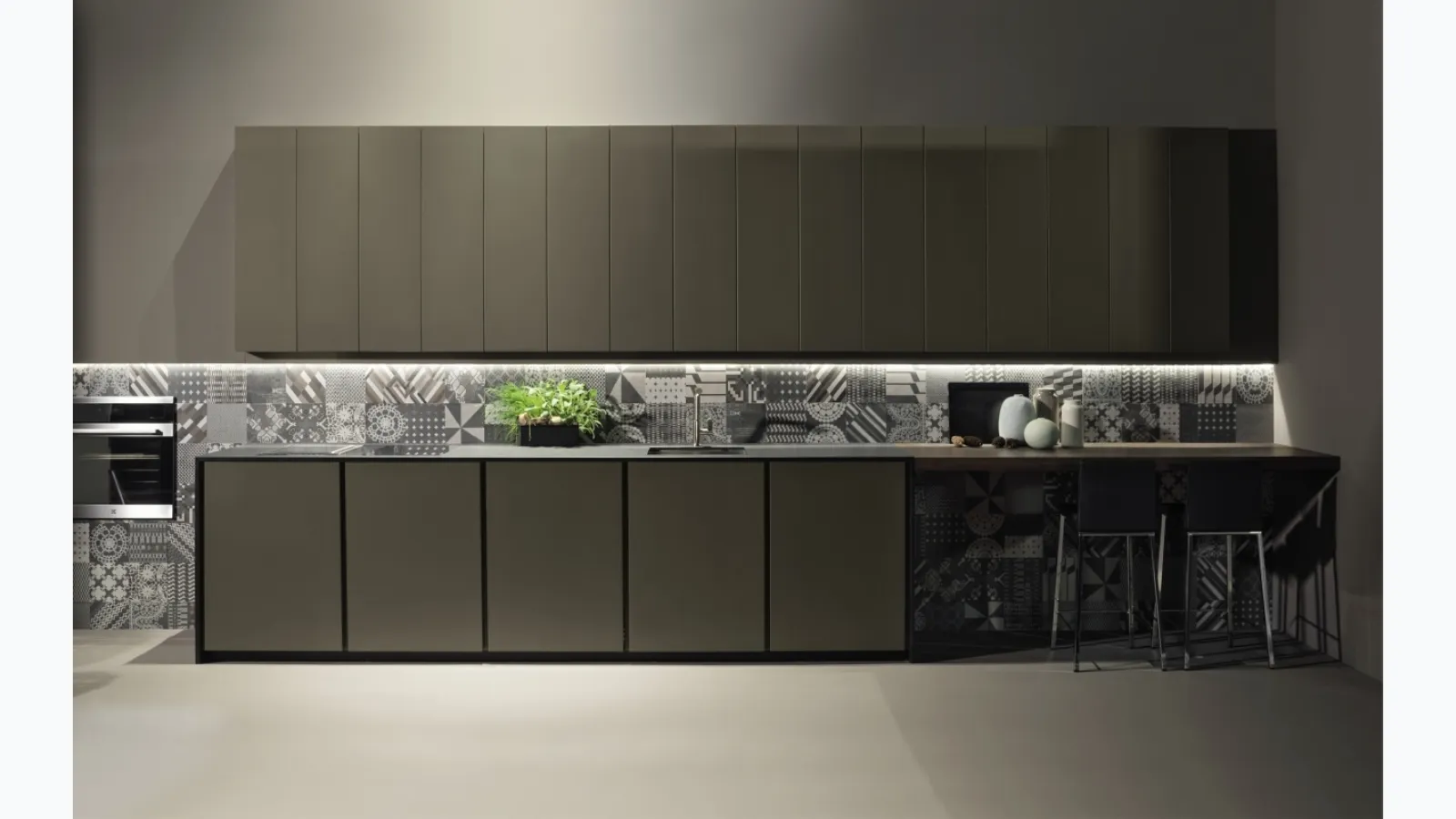 Linear kitchen design Altea 08 in matte lacquered by Maistri.