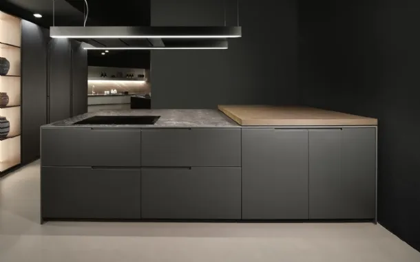 Design kitchen with Maistri's Arena 06 peninsula.