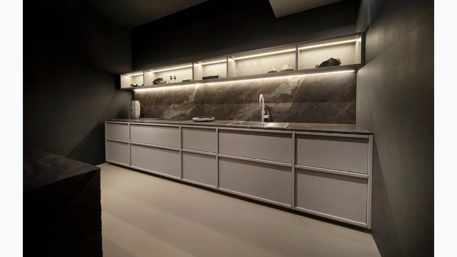 Arena Mass linear design kitchen in Maistri lacquered finish